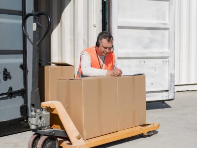 hombre-tiro-medio-escribiendo-caja