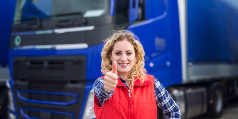 retrato-conductor-camion-profesional-mostrando-thumbs-up-sonriendo